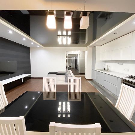 Luxury 2-Bedroom River View Днепър Екстериор снимка